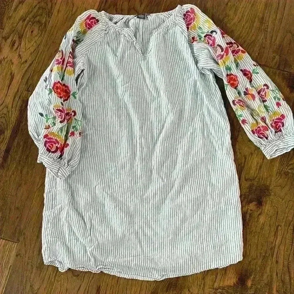 Chelsea & Theodore Dresses & Skirts - Striped Linen dress with embroidered sleeves